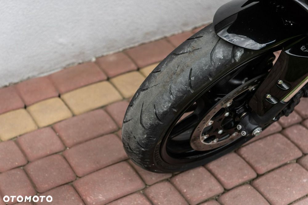 Yamaha R1 - 8