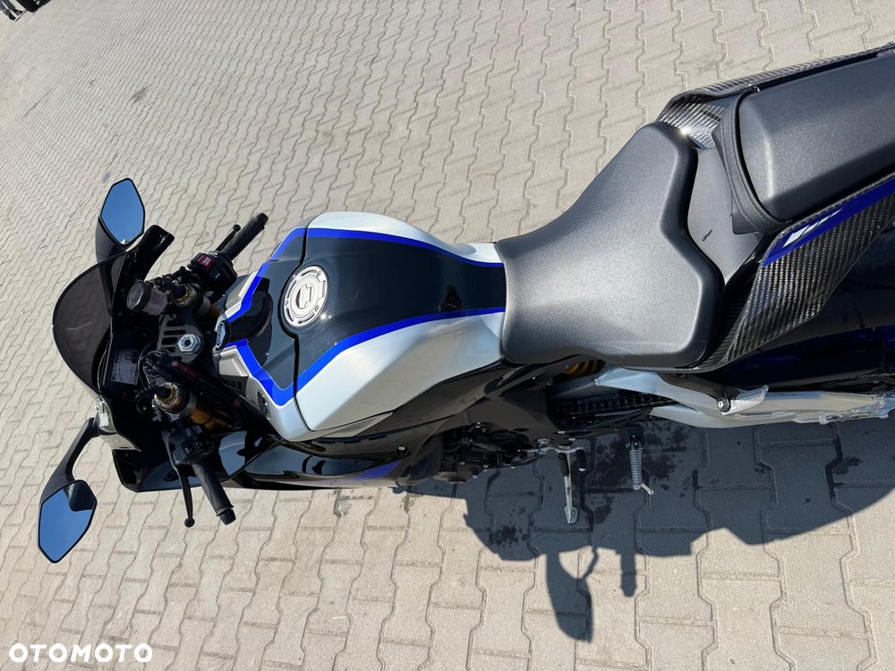 Yamaha R1 - 11