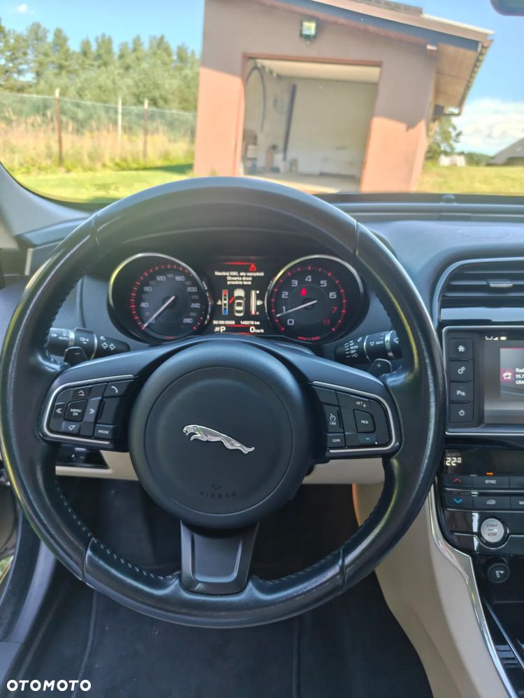 Jaguar XE 2.0 T Prestige - 7