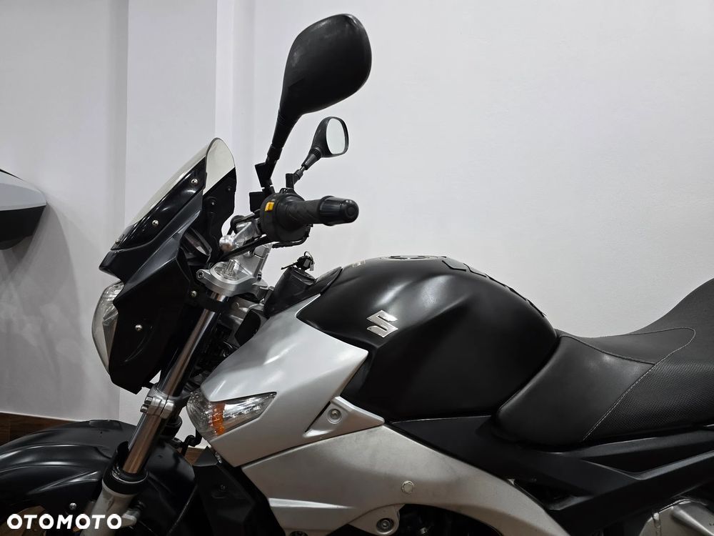 Suzuki GSR - 10