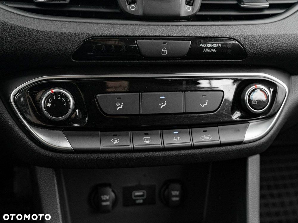 Hyundai i30 1.5 DPI Classic + - 18