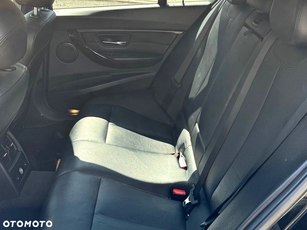 BMW Seria 3 328i xDrive - 17