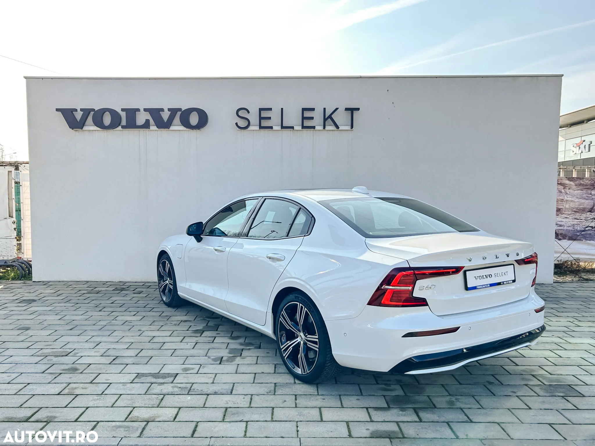 Volvo S60 T8 eAWD R-Design - 4