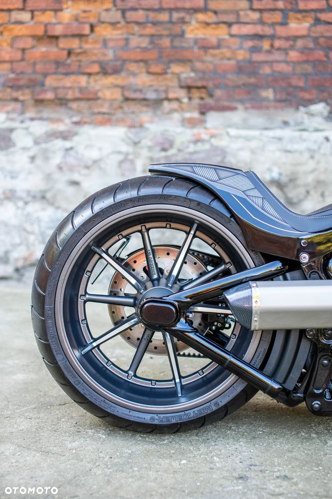 Harley-Davidson Softail Breakout - 26