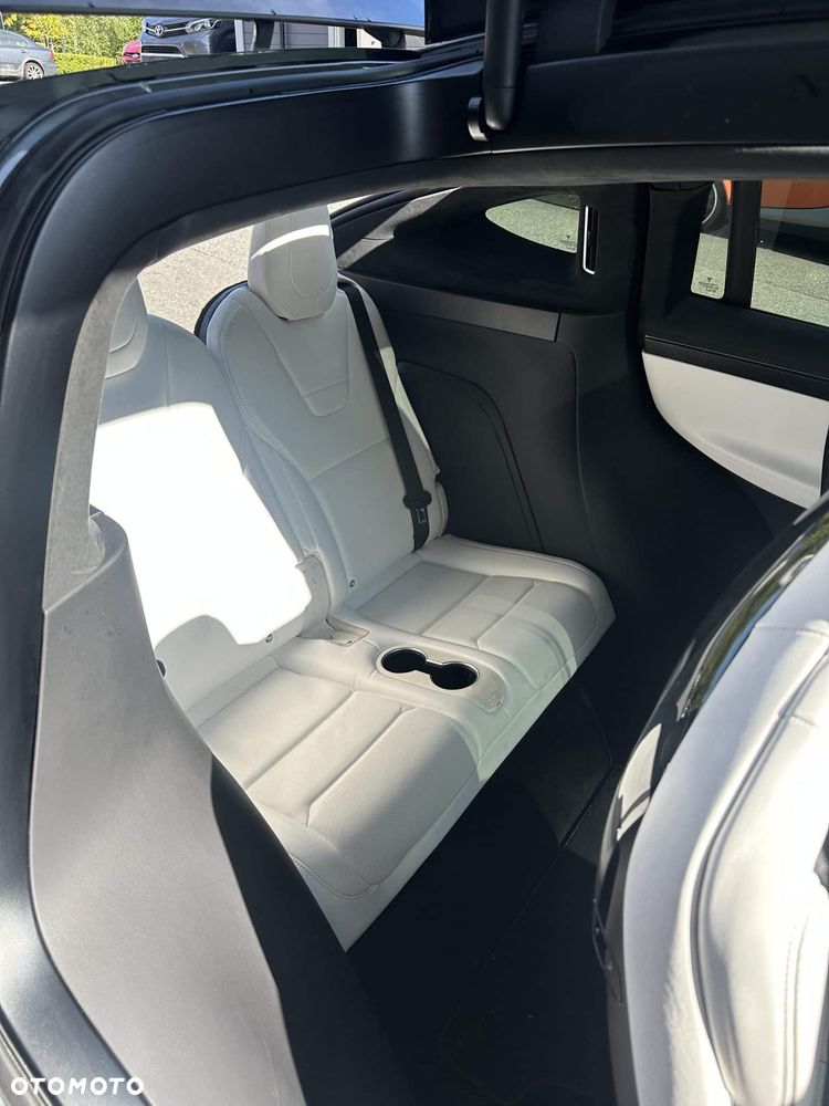 Tesla Model X - 17
