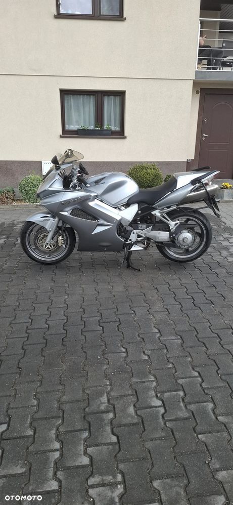 Honda VFR - 13
