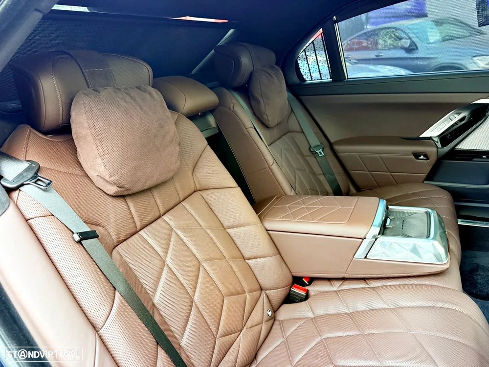 BMW 760 Me xDrive - 32