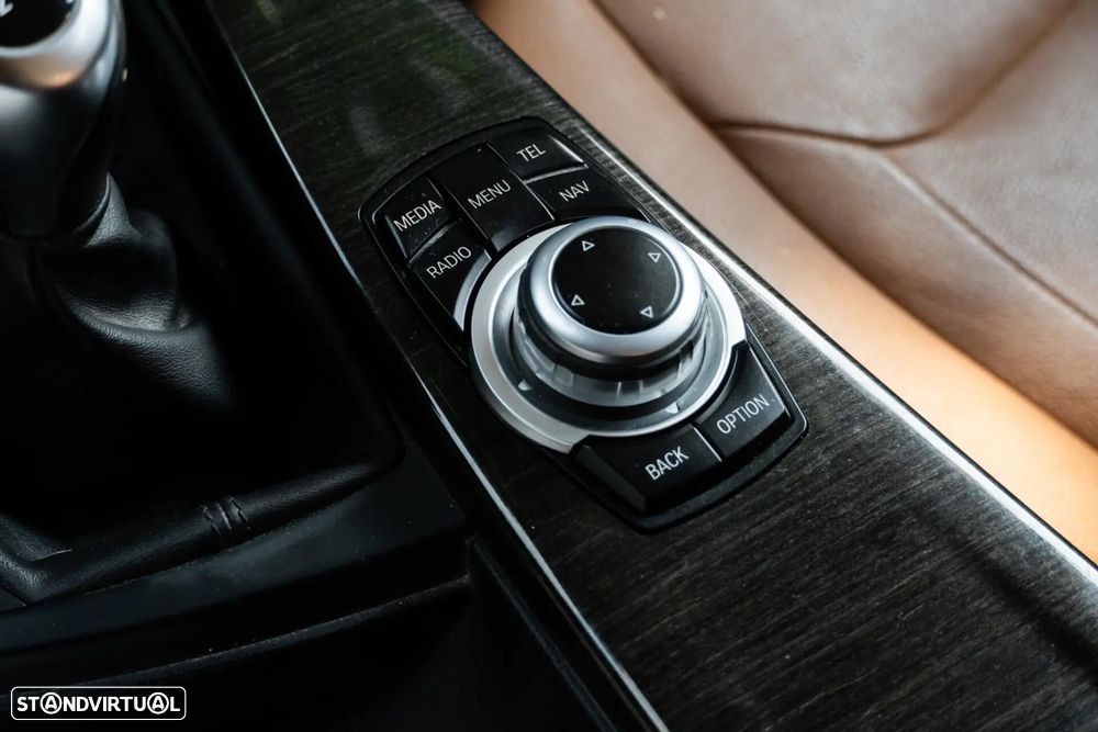 BMW 320 d xDrive Line Luxury - 23