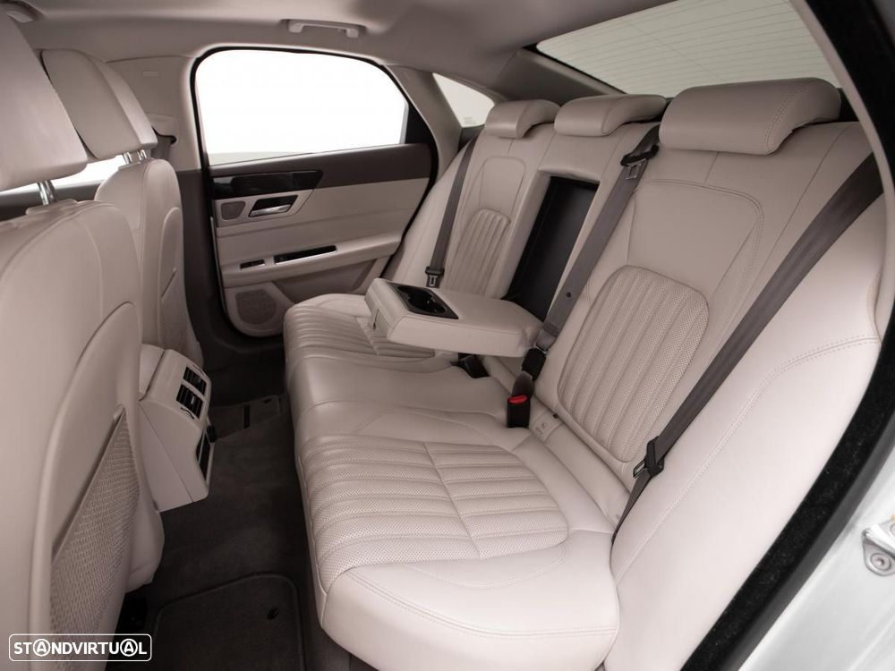 Jaguar XF - 11