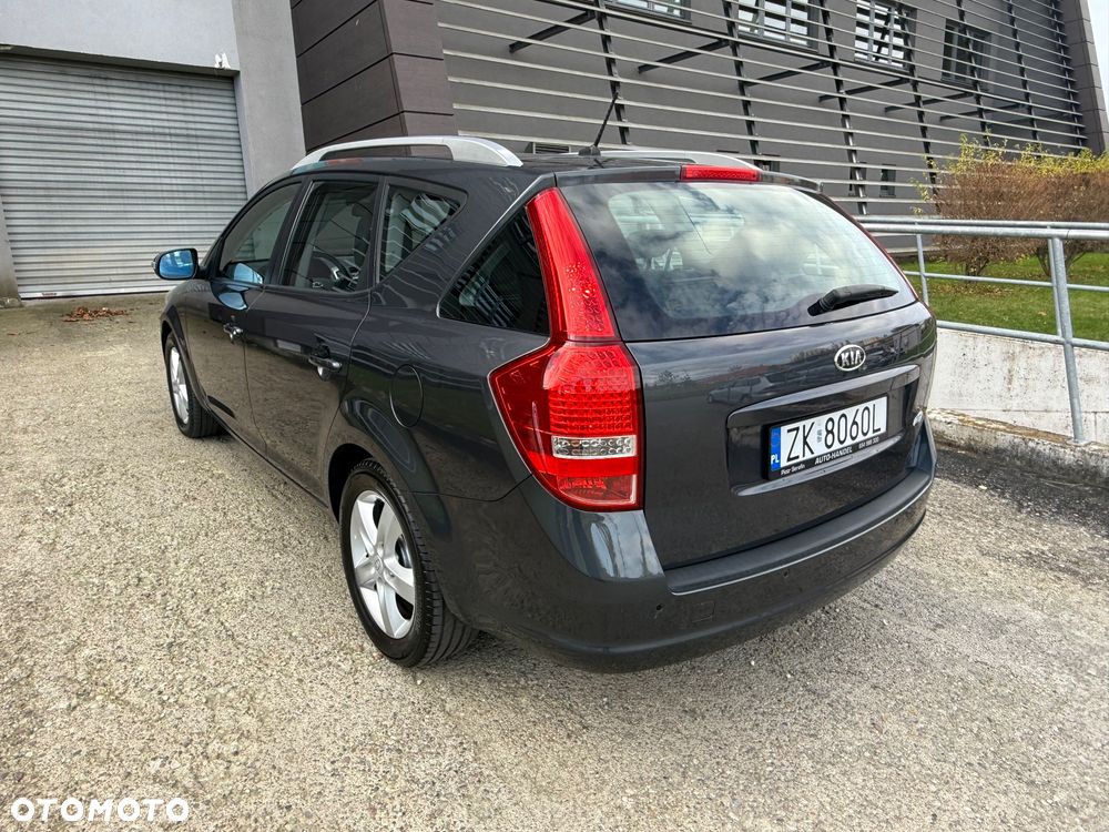 Kia Ceed ver-1-6-crdi-128-dream-team-edition - 8