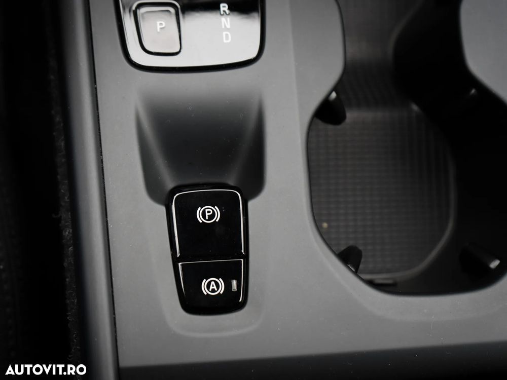 Volvo XC 40 B4 AT8 AWD Mild Hybrid Momentum Pro - 22