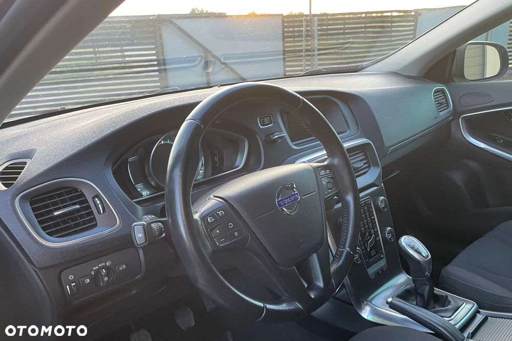Volvo V40 T2 Momentum - 10