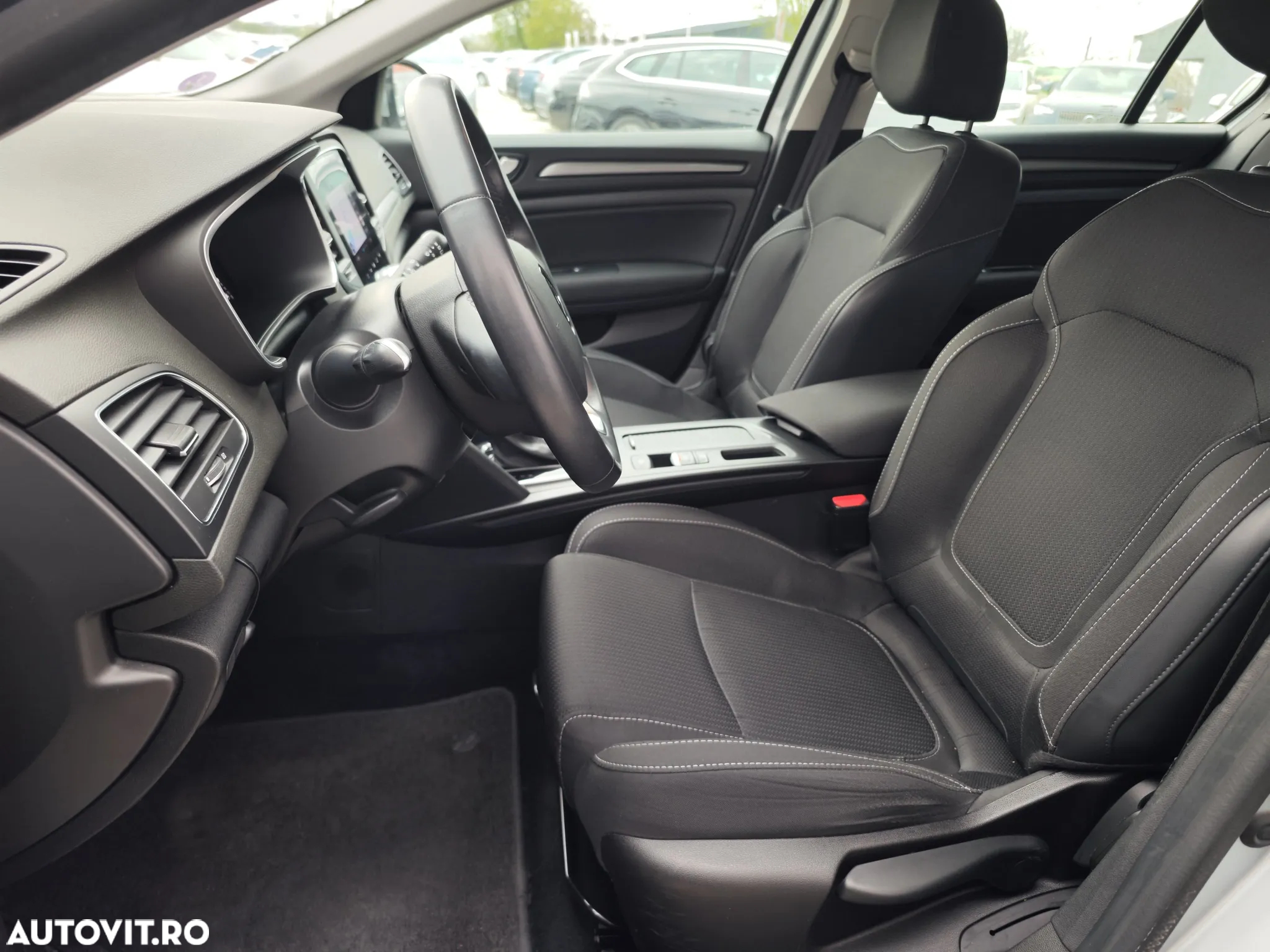 Renault Megane Grandtour E-TECH Plug-in 160 BUSINESS EDITION - 9