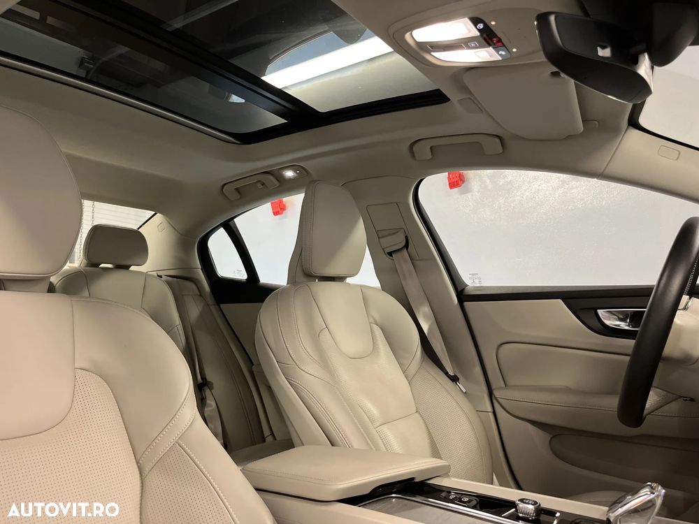 Volvo S60 B4 MHEV AT Plus Dark - 29