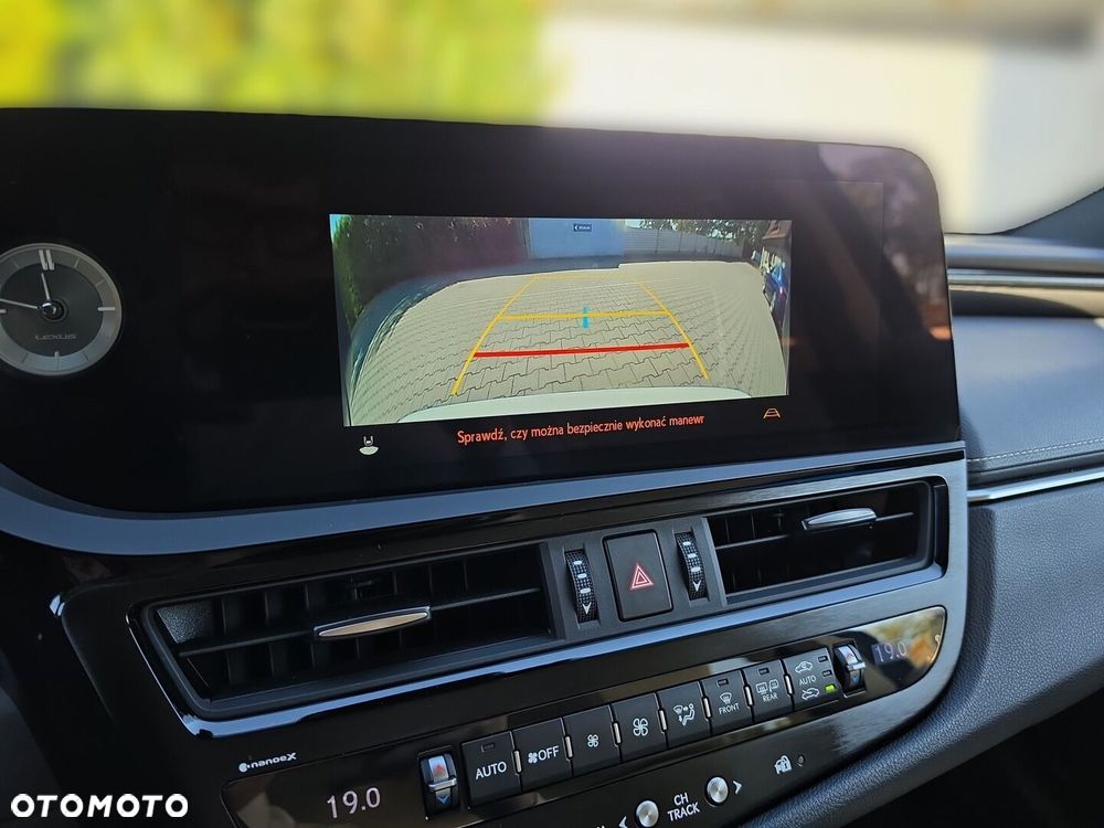 Lexus ES 300h F Sport Design - 15