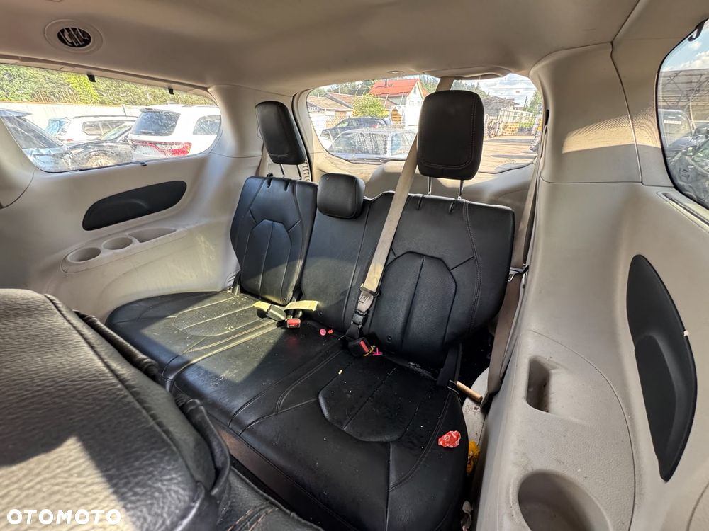 Chrysler Pacifica - 17