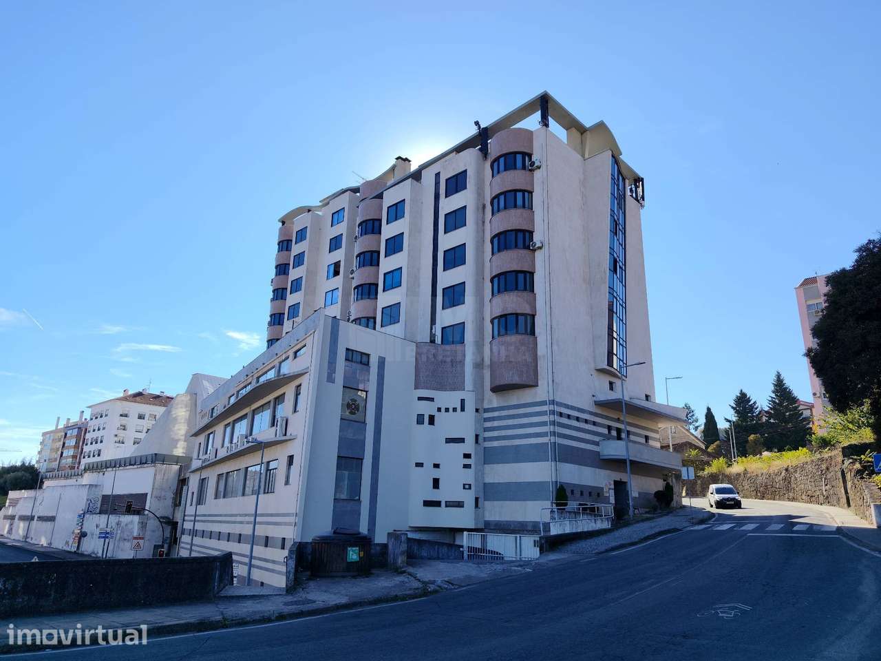 DUAS LOJAS COMERCIAIS NO CENTRO COMERCIAL ESTRELA | COVILHÃ - Grande imagem: 2/16