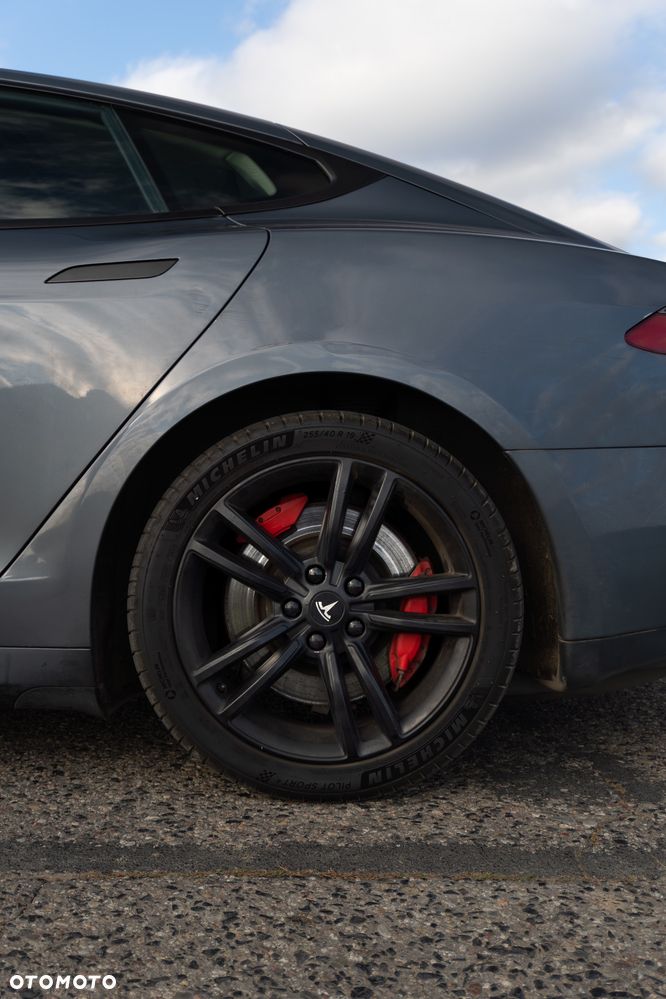 Tesla Model S - 12