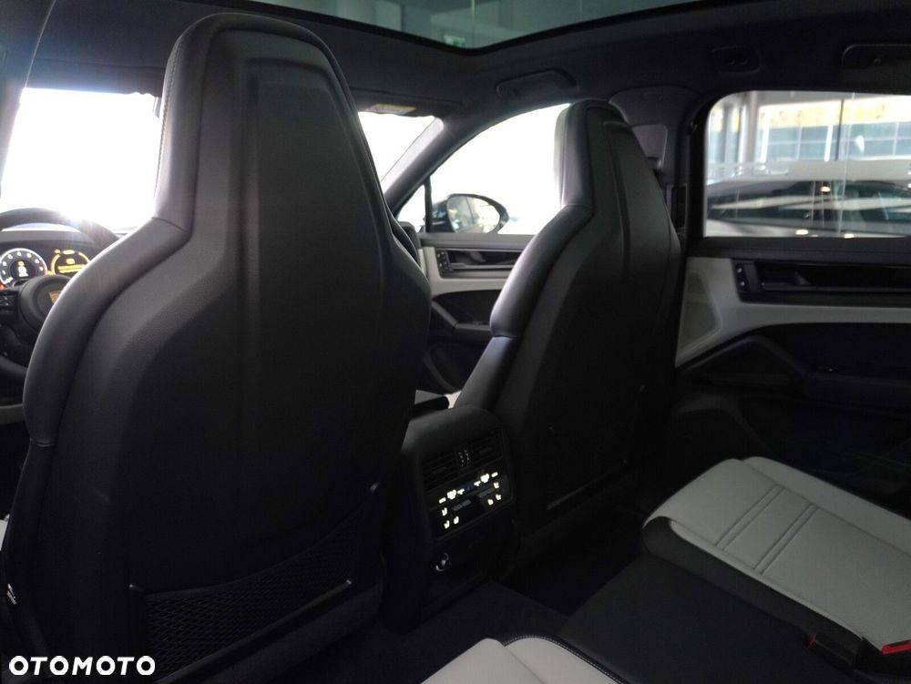 Porsche Cayenne E-Hybrid PHEV Black Edition - 33
