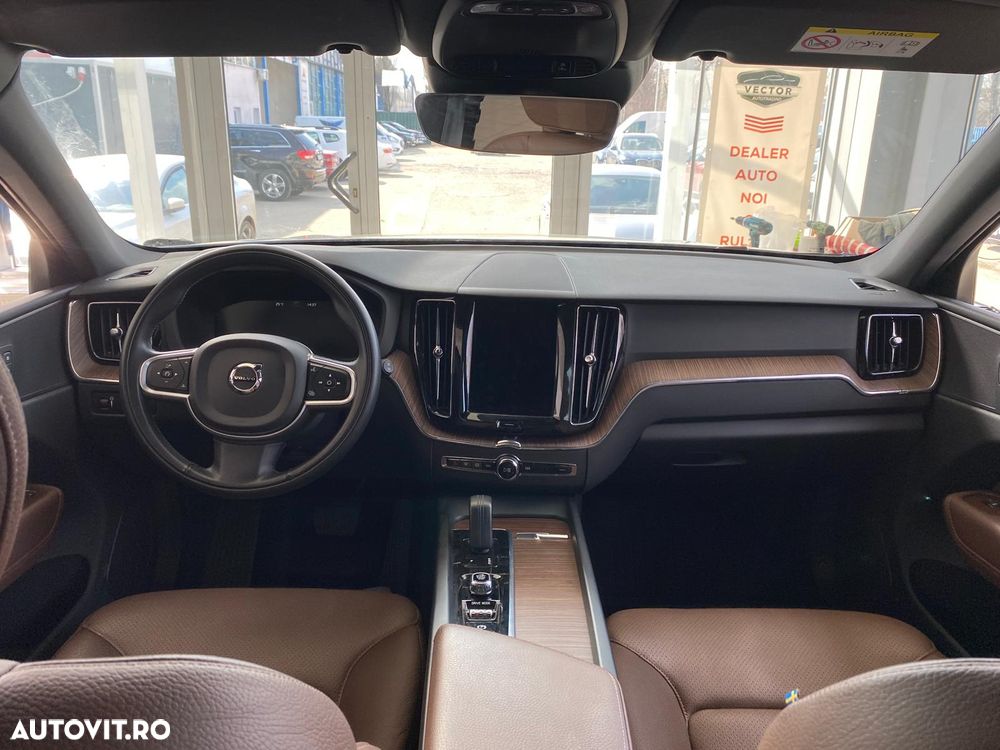 Volvo XC 60 B4 MHEV AT8 AWD Momentum Pro - 24