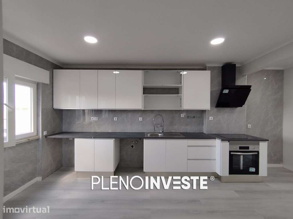 T2 totalmente remodelado com arrecadação em Setúbal
