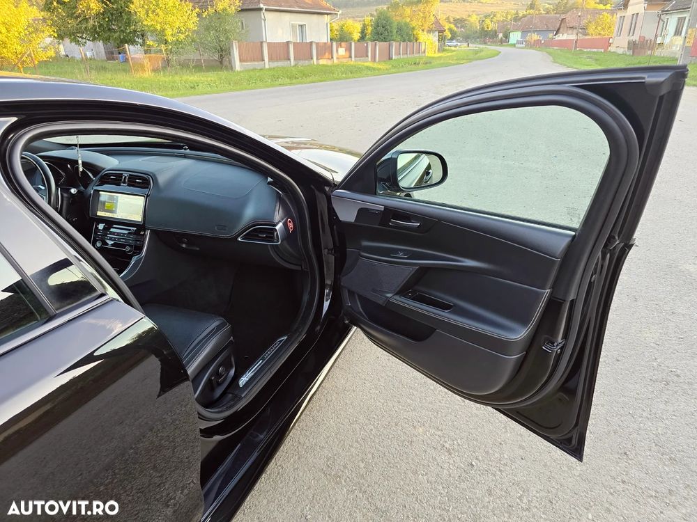 Jaguar XE 2.0 AWD R-Sport - 27