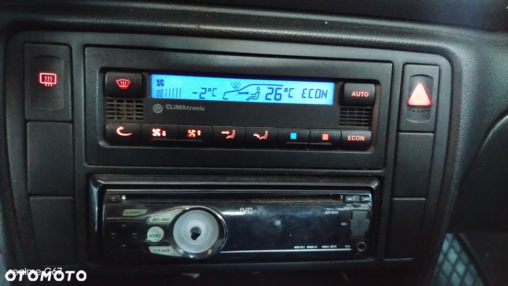 Volkswagen Passat - 4