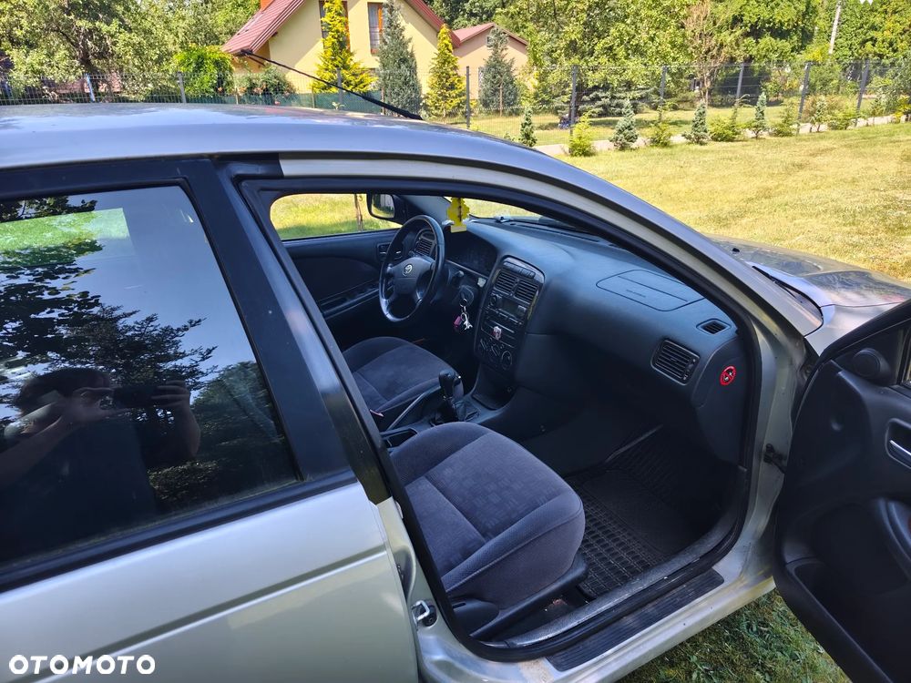 Toyota Avensis 2.0 VVT-i Sol - 11