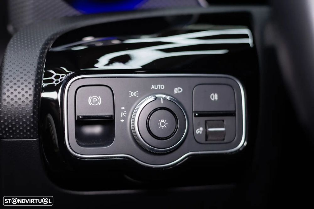 Mercedes-Benz A 180 Limousine d Progressive Aut. - 32