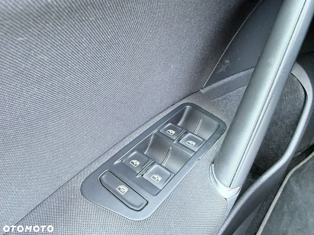 Volkswagen Golf 1.6 TDI SCR DSG Comfortline - 23