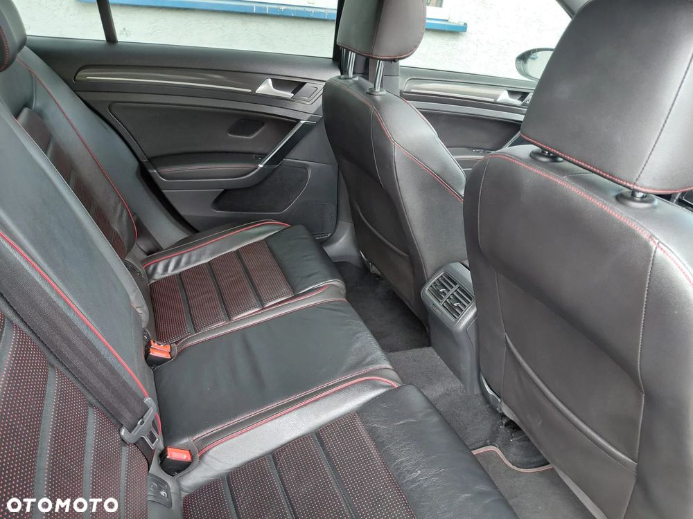 Volkswagen Golf - 25