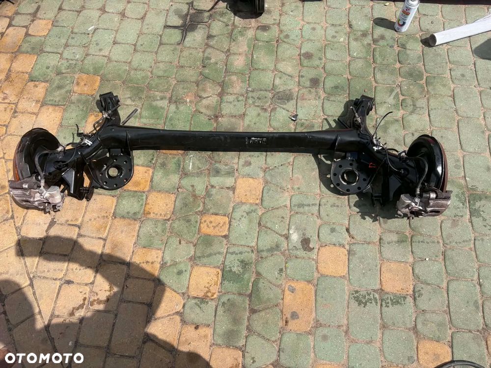 belka oś tył zawieszenia Toyota Yaris II III ABS TARCZE Orginał bez rdzy super stan import italy