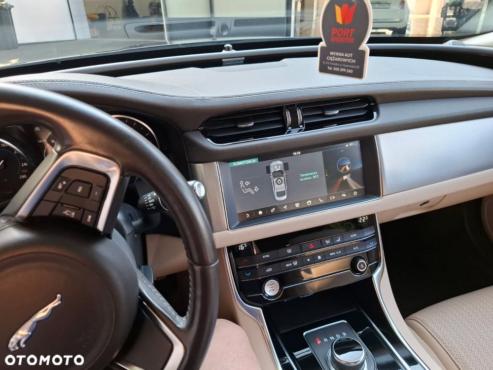 Jaguar XF 2.0 T Portfolio - 12