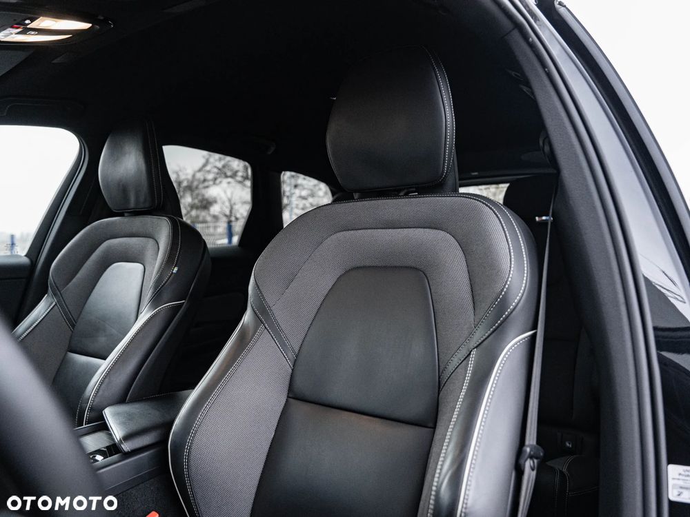 Volvo XC 60 B4 D AWD Plus Dark - 23