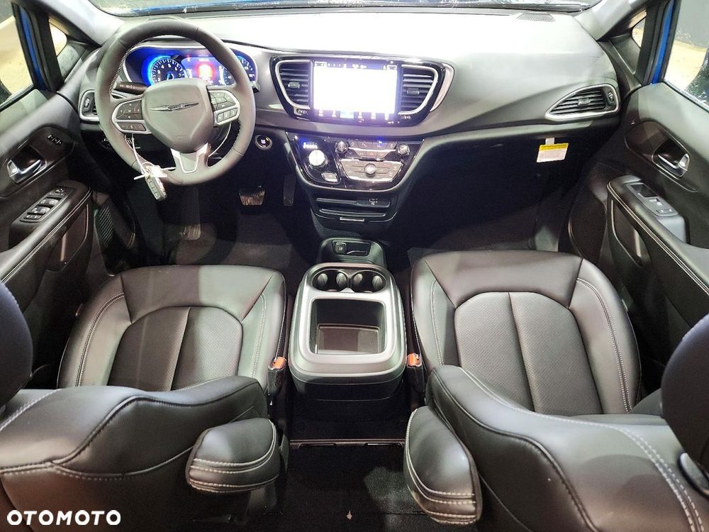 Chrysler Pacifica - 11