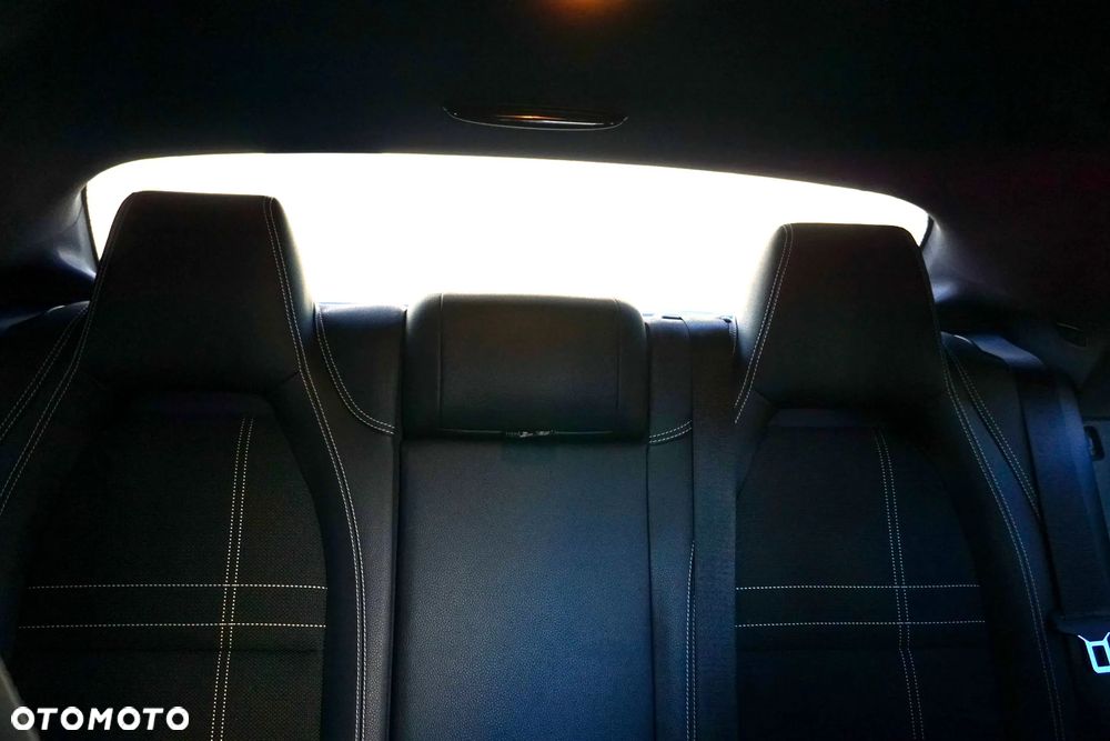 Mercedes-Benz CLA 200 7G-DCT UrbanStyle Edition - 35