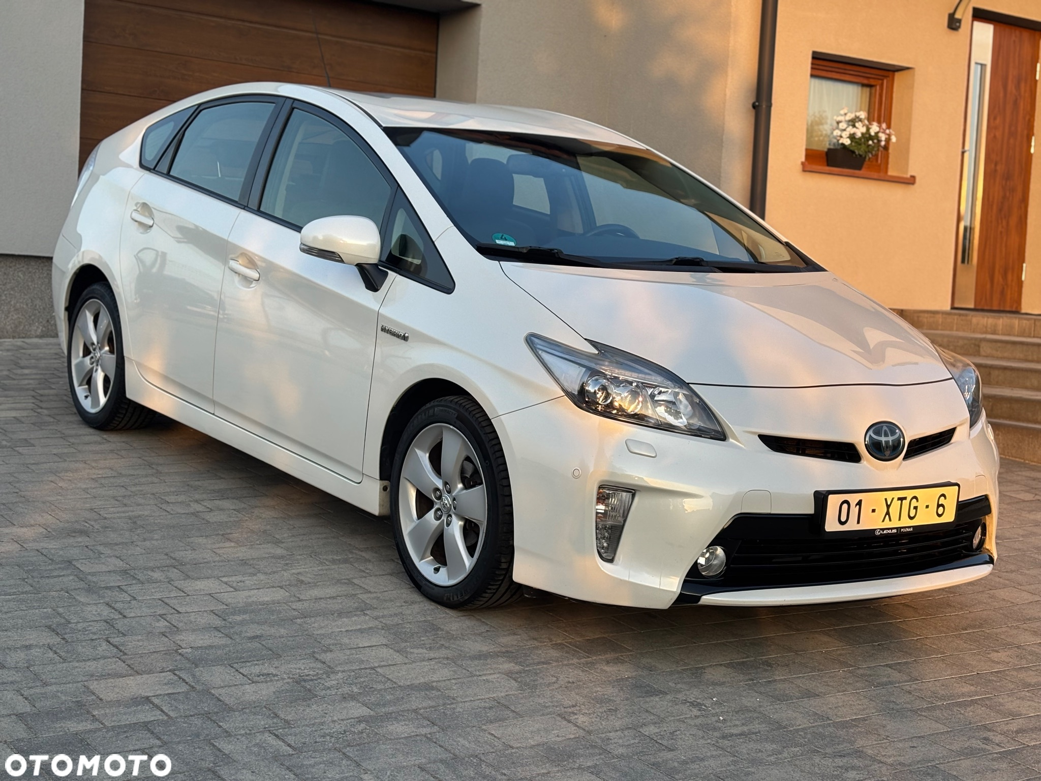 Toyota Prius 1.8 HSD Prestige - 2