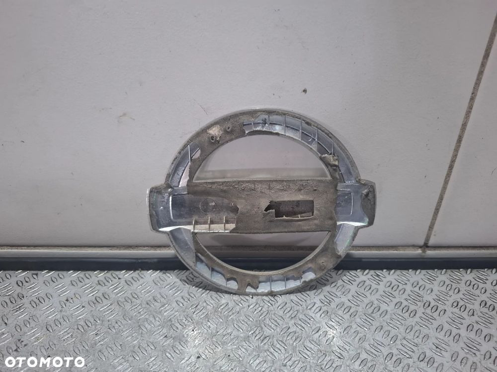 Znaczek logo Nissan NV400 drzwi tył - 2