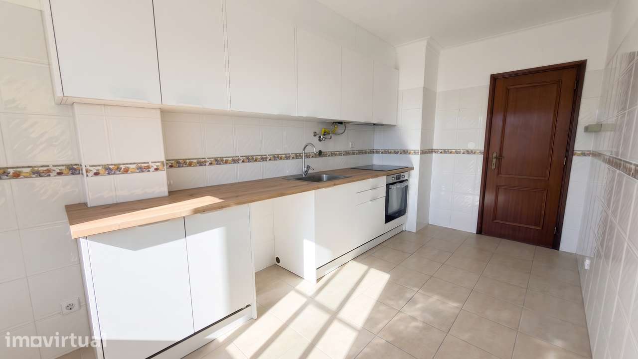 Duplex Semi-Remodelado com Garagem Fechada (196m2) - Grande imagem: 2/38