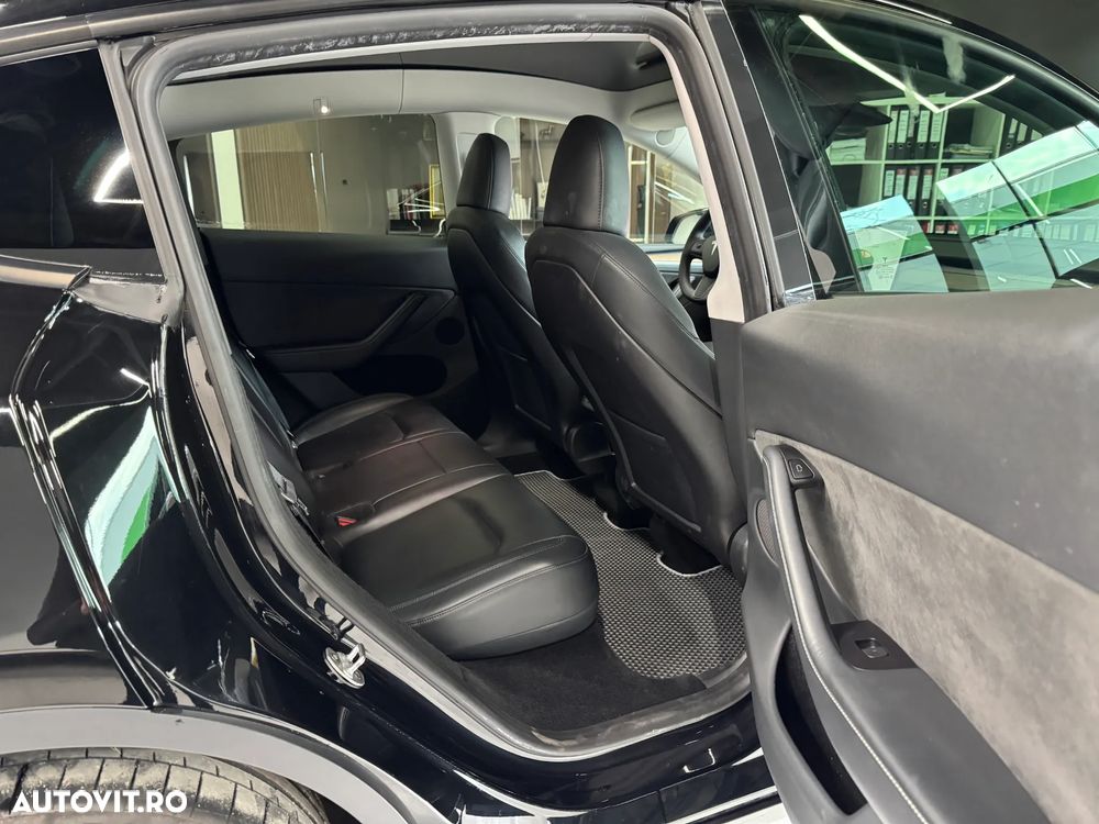 Tesla Model Y - 9