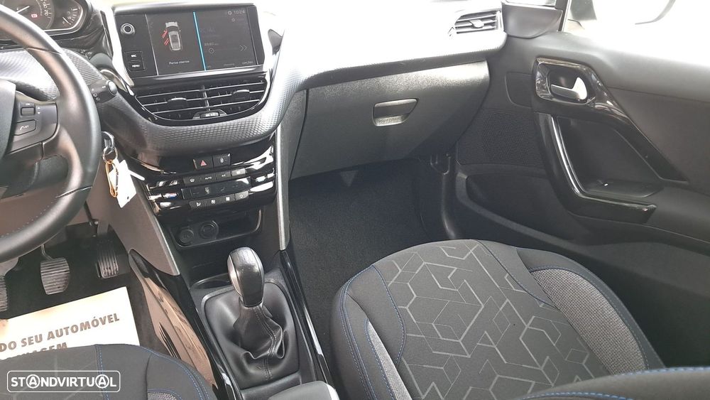 Peugeot 2008 1.5 BlueHDi Signature - 24