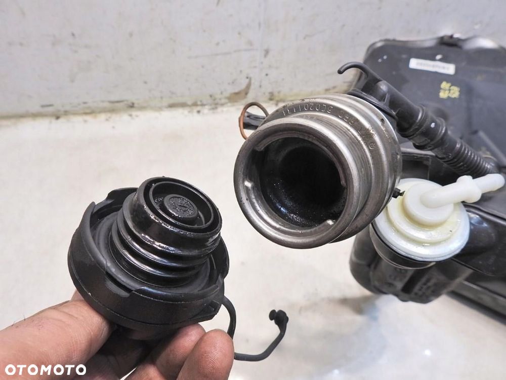 ZBIORNIK BAK PALIWA RURA WLEW KOREK VW EOS 2.0 TDI 1K0201035M - 4