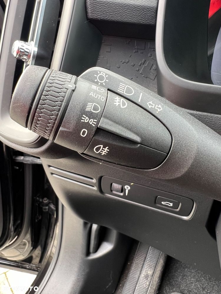 Volvo XC 40 T3 Geartronic Momentum Pro - 28