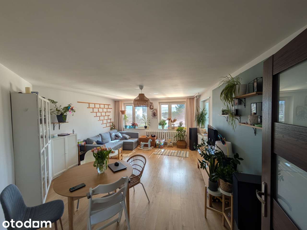 76 m², 3 pokoje, garaż, miejsce postojowe.