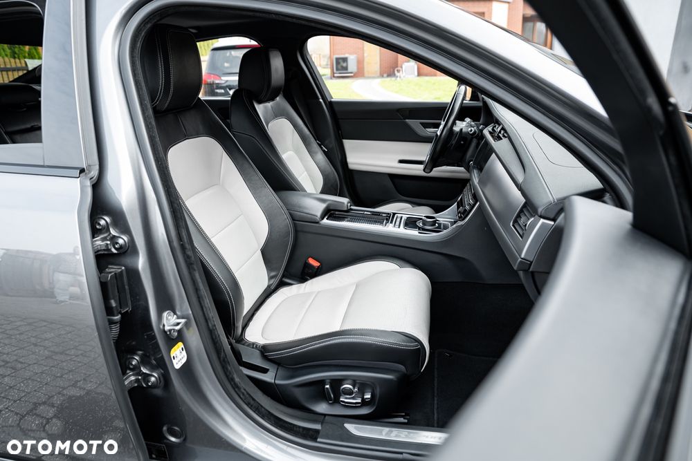 Jaguar XF 35t R-Sport - 23
