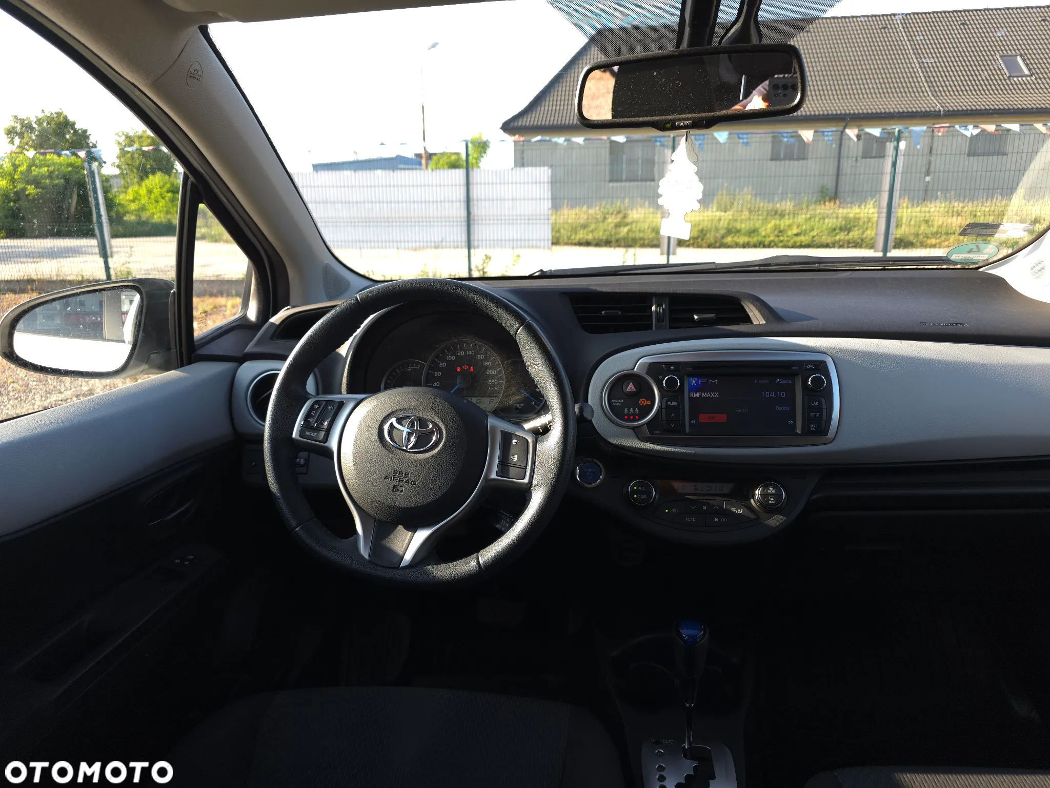 Toyota Yaris Hybrid 100 Premium - 32