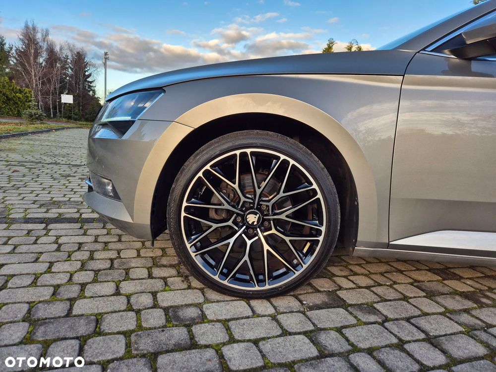 Skoda Superb 2.0 TDI Premium Edition - 19