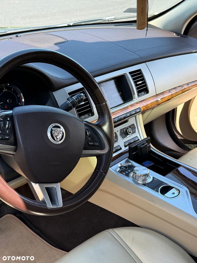 Jaguar XF 3.0 V6 D Luxury - 31