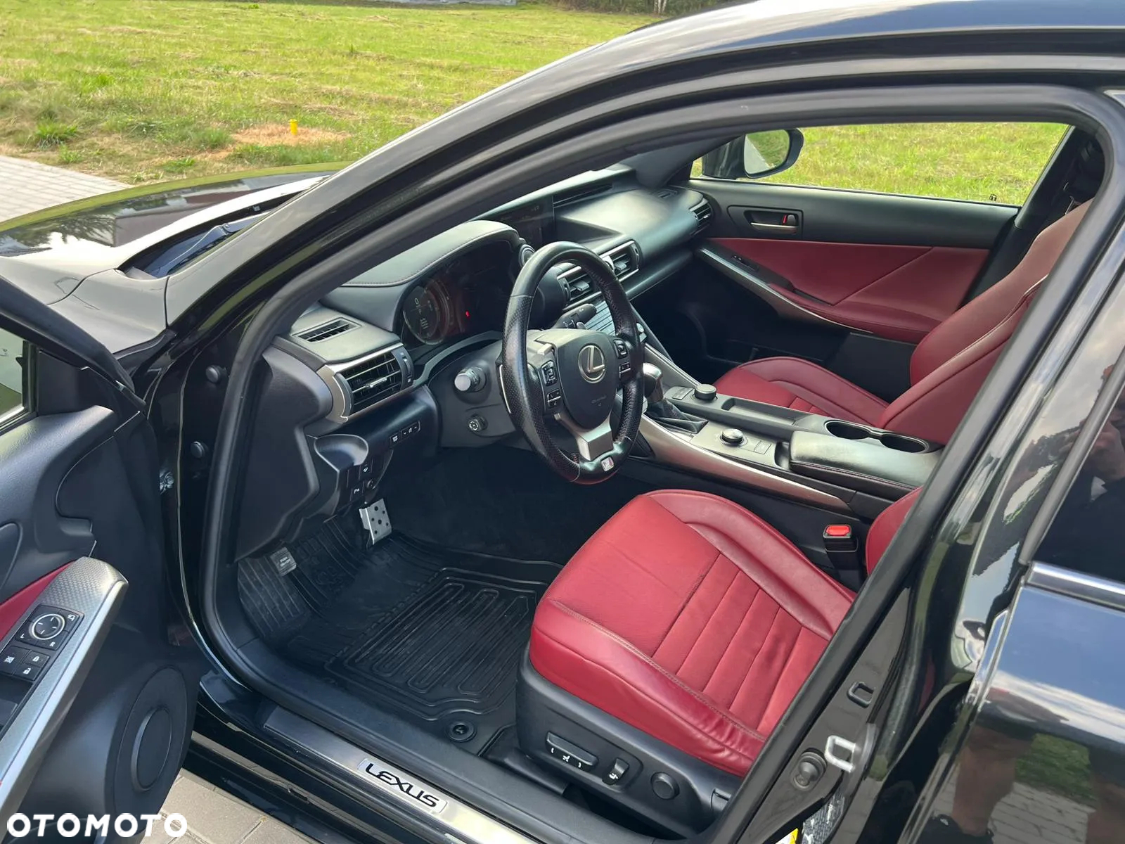 Lexus IS 200t / 300 F Sport - 28