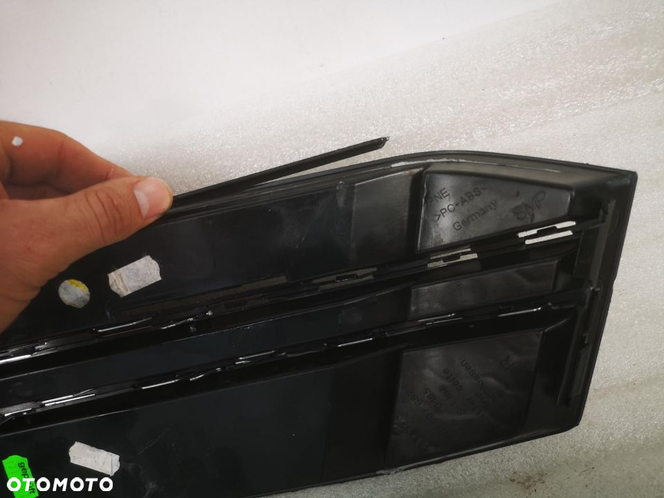 AUDI A4 B9 S-LINE 15- PRAWA BOCZNA KRATKA ZDERZAKA PRZEDNIEGO PRZÓD 8W0807682 F / 8W0807682F NR AUKCJI 2S/15 - 19